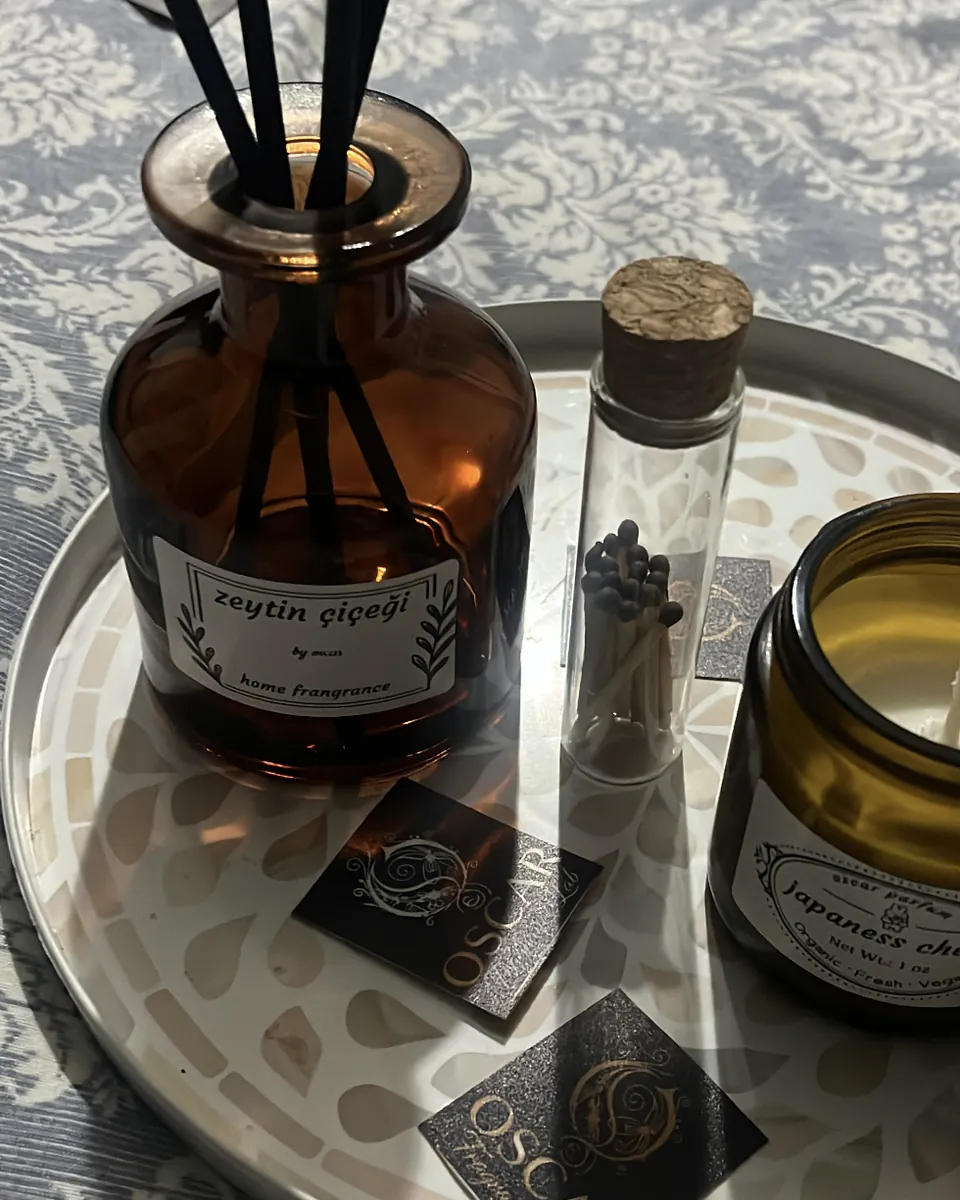 Zeytin çiçeği etiketli çubuklu oda kokusu ile kavanoz mum, kibrit tüpüyle birlikte